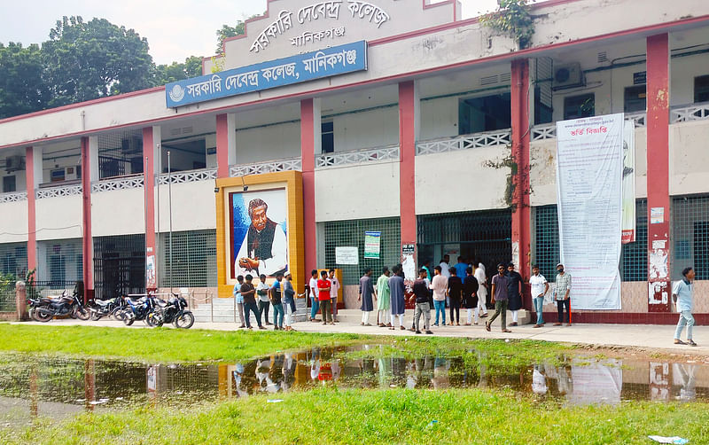 মানিকগঞ্জ সরকারি দেবেন্দ্র কলেজ প্রাঙ্গণে আন্দোলনকারী শিক্ষার্থীরা কর্মসূচি করতে দাঁড়ানোর চেষ্টা করলে ছাত্রলীগের নেতা–কর্মীরা তাঁদের সরিয়ে দেয়। শুক্রবার বিকেলে